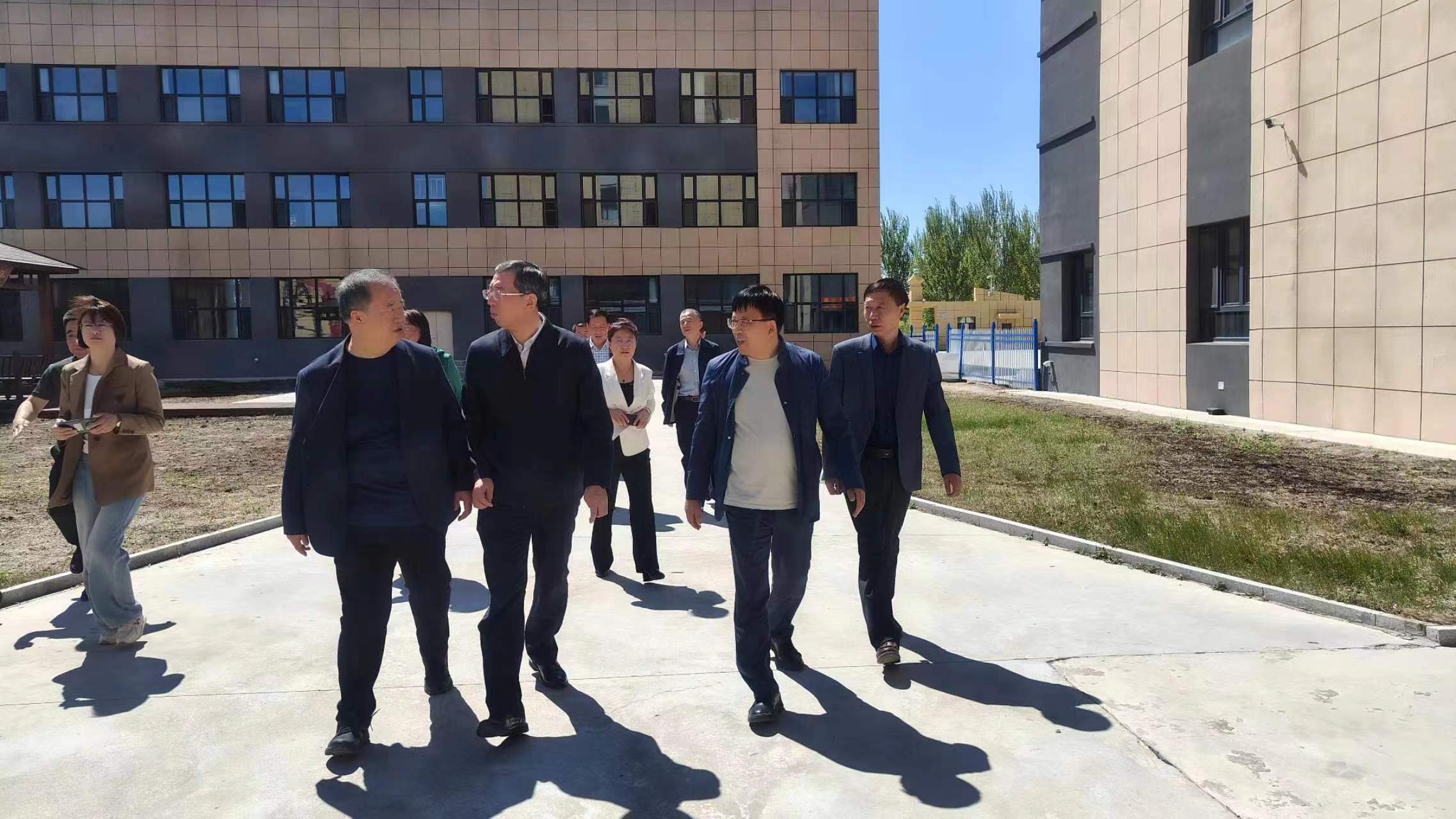 大庆市人大常委会主任陈宏伟亲自探访养可滋乳业，揭秘乳业黑马，探索大庆发展新动力！